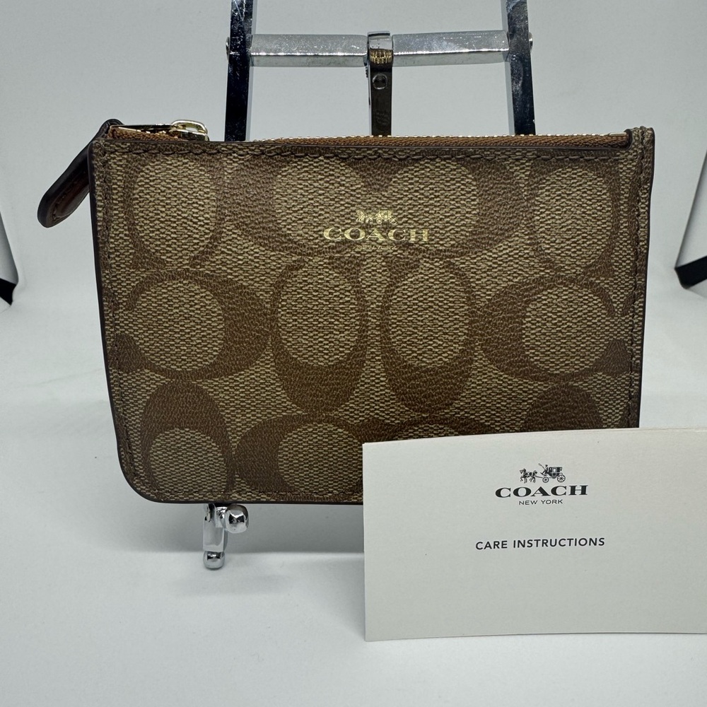 Coach Signature Print Key Pouch with Gusset
F63923 Khaki/Saddle